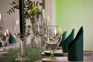 Jeli jsme na návštěvu, ale takovou hrůzu jsem neviděla. Špinavé skleničky a zaschlá špína na příboru - Médium.cz